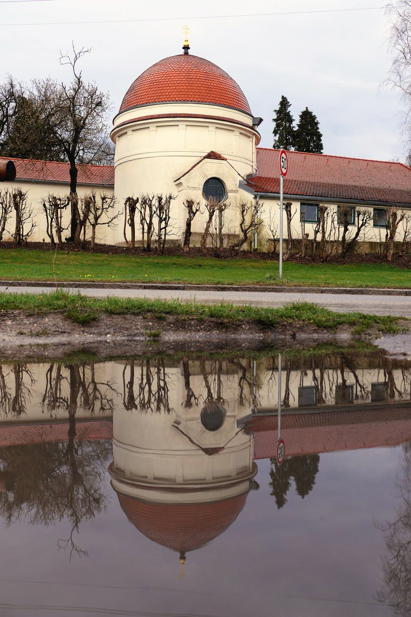 SingingLehrerin's tweet image. Schon wochenlang bin ich an dieser Pfütze vorbeigefahren. Heute habe ich endlich mal angehalten. 😊 #APuddleADay #puddlereflection #photography #reflections