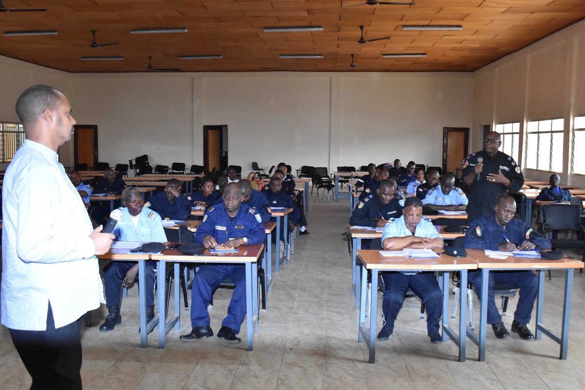 Onudhguinee's tweet photo. #Session_5 de la formation de la police sur la responsabilité du supérieur hiérachique en cas de violations des droits de l'homme lors du maintien d'ordre.
@GouvernementGN https://t.co/kJ9x5E4ju4