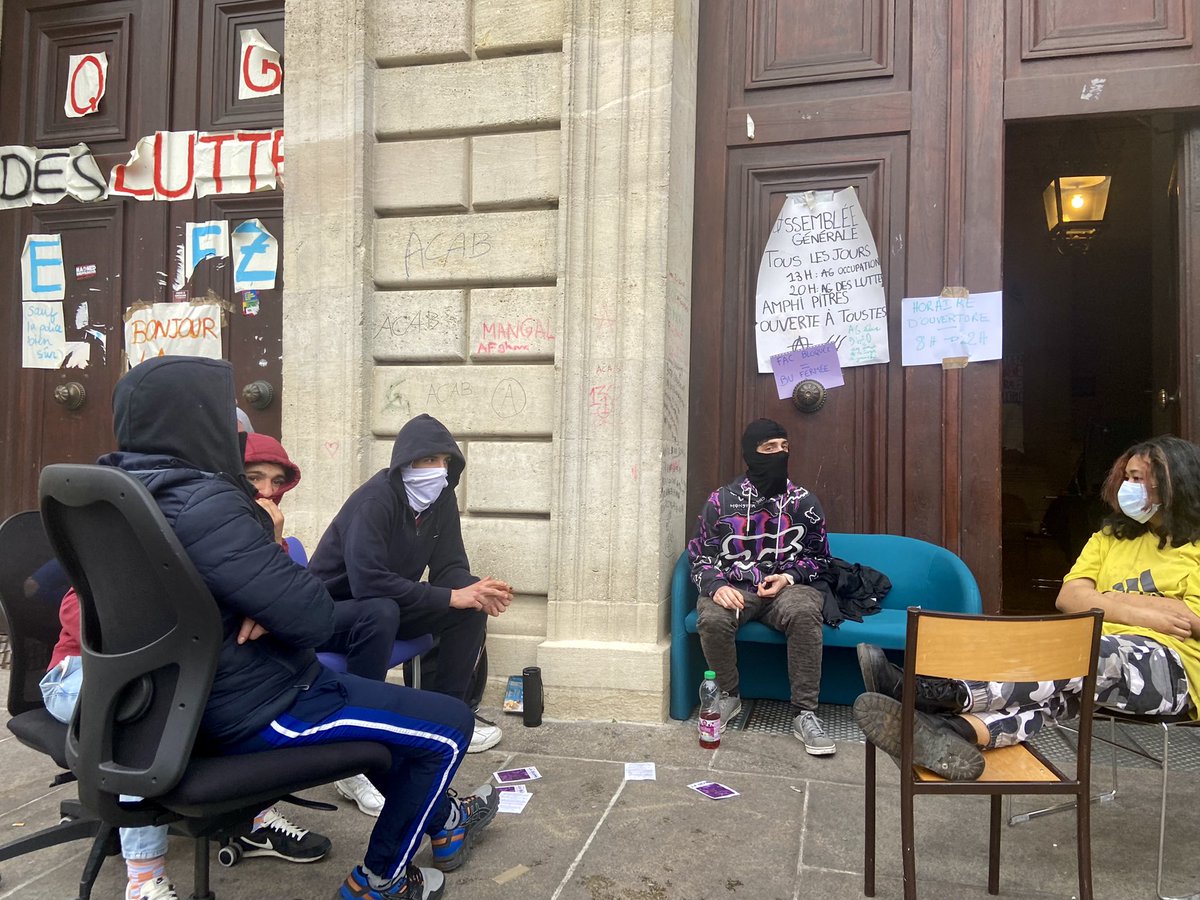 MarieHeleneHrt's tweet image. 📚REPORTAGE - Neuf jours après le début de l’occupation du campus de la Victoire de l’Université de Bordeaux, @Le_Figaro s’est rendu sur place. Devant la façade aux pierres taguées, un groupe de jeunes masqués assurent un filtrage.