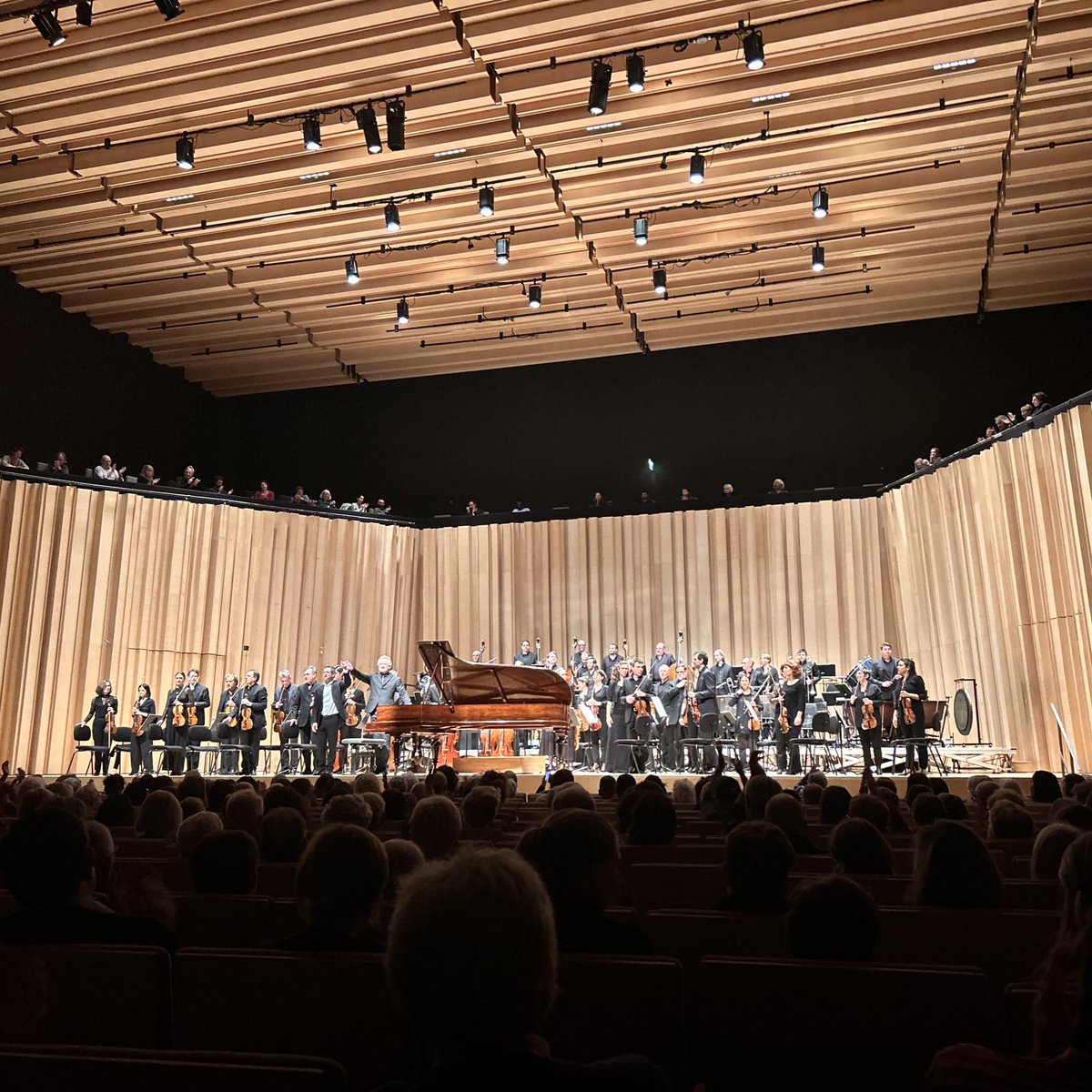 PianosBalleron's tweet photo. Salle comble hier soir au TAPPoitiers pour la 1ere de «Saint-Saëns 360 »de @OrchestCElysees Dir.@LouisLangree, @ChamayouB SAVETHEDATES: 31/03 Châlons-en-Champagne, 02/04 Philharmonie Paris. Fiers que le Pleyel 1905 de #CollectionBalleron participe à ce beau projet! #transmission https://t.co/EZLHbIgQOQ