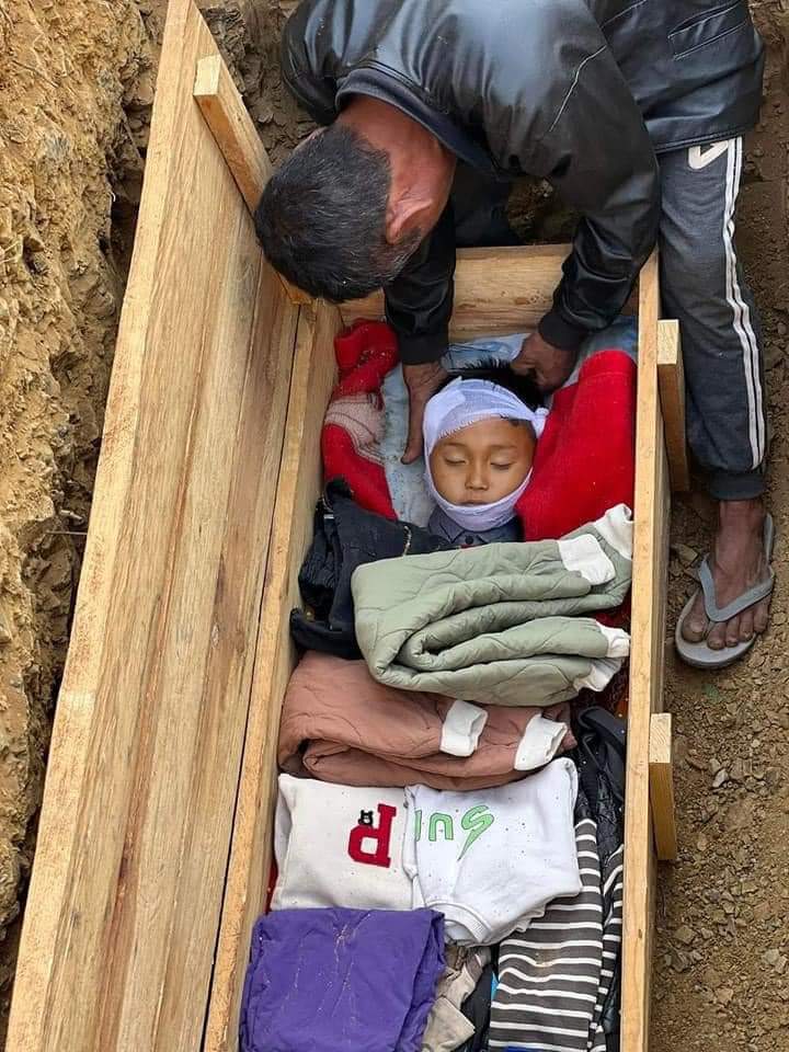 thechinjournal's tweet photo. 1/2 Myanmar junta airstrike victims in Khuafo village, Thantlang township were buried this evening. 8 innocent civilians lost their lives in the airstrike. https://t.co/qSVT4icC0G