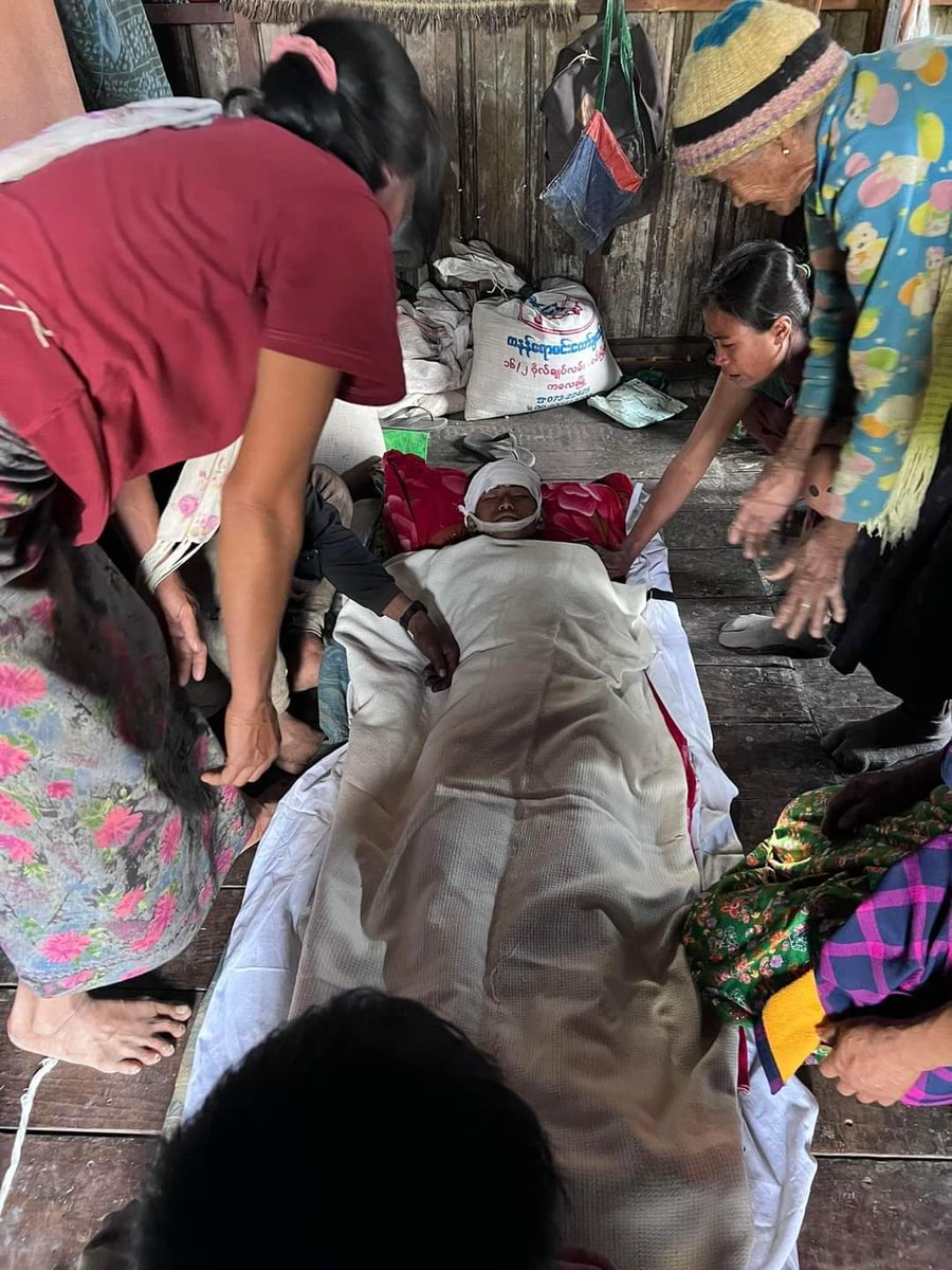 thechinjournal's tweet photo. 1/2 Myanmar junta airstrike victims in Khuafo village, Thantlang township were buried this evening. 8 innocent civilians lost their lives in the airstrike. https://t.co/qSVT4icC0G