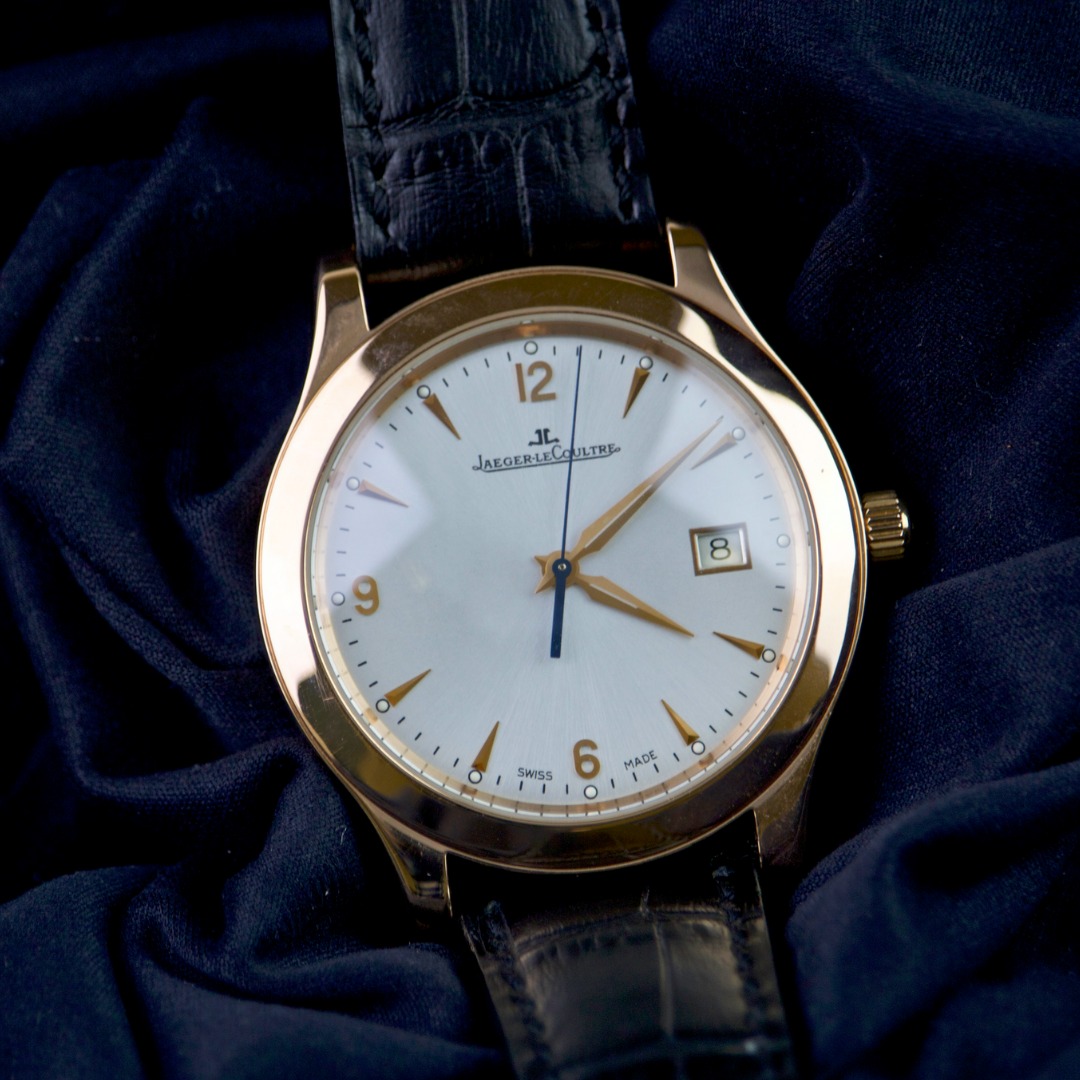 jewelsintime's tweet image. Attention watch enthusiasts! This exquisite preowned 40mm Jaeger LeCoultre Master Control in 18k rose gold is now available. The silver dial and date at 3 o’clock exude timeless sophistication. 

#AutomaticMovement #WatchEnthusiast #Timepiece #LuxuryWatches