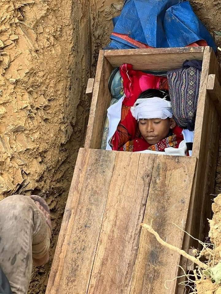 thechinjournal's tweet photo. 1/2 Myanmar junta airstrike victims in Khuafo village, Thantlang township were buried this evening. 8 innocent civilians lost their lives in the airstrike. https://t.co/qSVT4icC0G