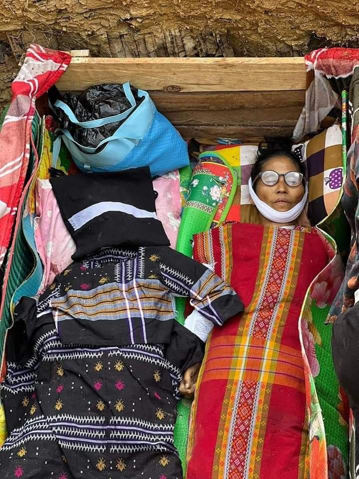 thechinjournal's tweet photo. 1/2 Myanmar junta airstrike victims in Khuafo village, Thantlang township were buried this evening. 8 innocent civilians lost their lives in the airstrike. https://t.co/qSVT4icC0G