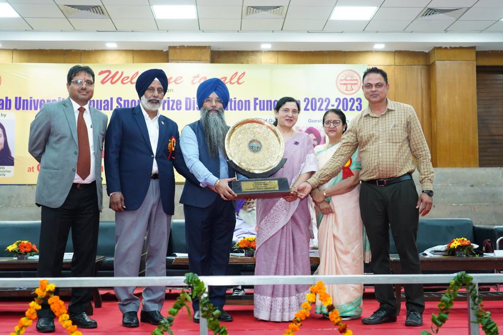GPCCollege's tweet photo. GPC Principal Dr. Neena Seth Pajni  honored by Directorate of Sports, Panjab University, Chandigarh at Panjab University Annual Sports Prize Distribution Function for the session 2022-23.
#gpcalour #panjabuniversitychandigarh #UGC #ministryofeducation #nss #ncc  #sports #pusc https://t.co/XWTDe6iIlV