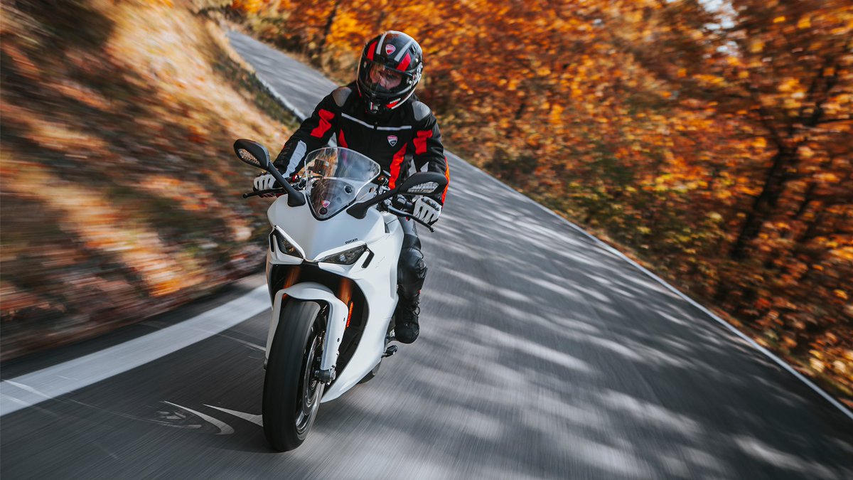 DucatiUK's tweet photo. The SuperSport's DRL-equipped LED headlight recalls the sharp light signature of the Panigale V4, while the fairings were specially redesigned to highlight the sportiness of the bike and the fluidity of its forms: https://t.co/t4Yx7cpzj0

#Ducati #SuperSport950 #YourWayToSport https://t.co/w6MQgOgPkk