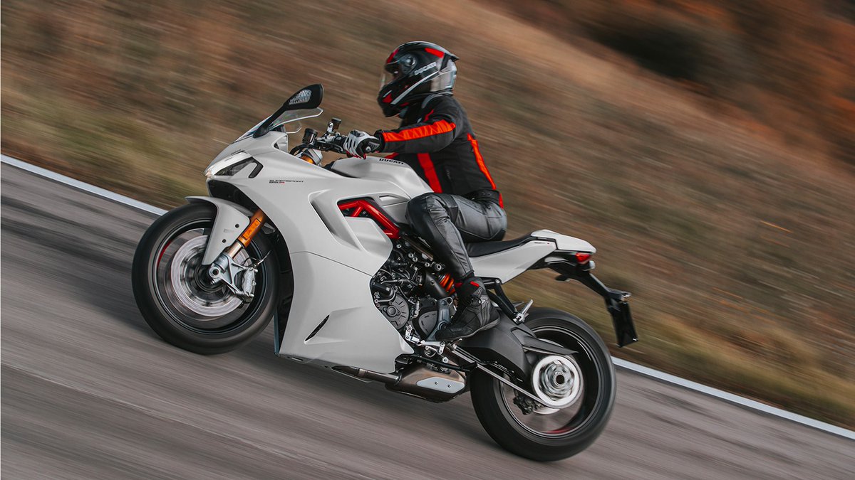 DucatiUK's tweet photo. The SuperSport's DRL-equipped LED headlight recalls the sharp light signature of the Panigale V4, while the fairings were specially redesigned to highlight the sportiness of the bike and the fluidity of its forms: https://t.co/t4Yx7cpzj0

#Ducati #SuperSport950 #YourWayToSport https://t.co/w6MQgOgPkk