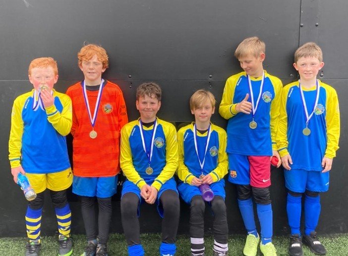 Pennardprimary's tweet photo. Our Year 6 football team had a great time at their tournament today. Thank you to @OakleighHouseS for organising and to our Pennard parents for their help and support. #pennhealth #pennfun https://t.co/KU5hUfRsnT