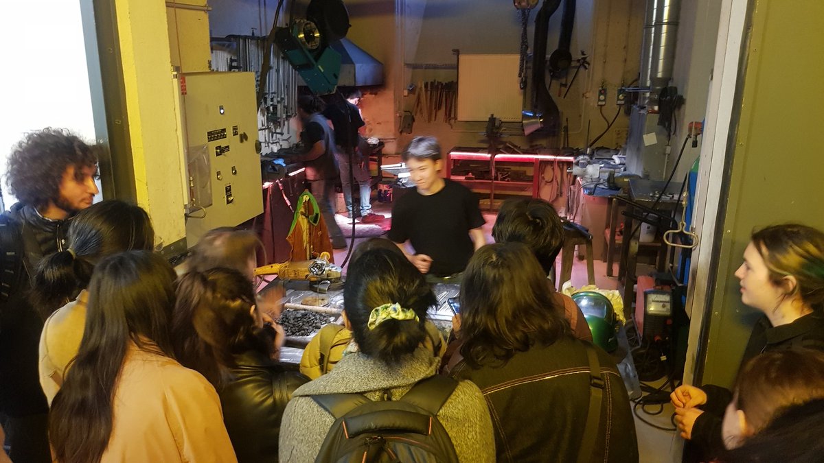 ARNAUD92320's tweet photo. Passionnante visite guidée des ateliers de @LeLouvre pour un groupe d'élèves de @gobelins_paris  Merci de l'invitation !  #JEMA #Jeudis_créatifs https://t.co/x17SF0OIJC
