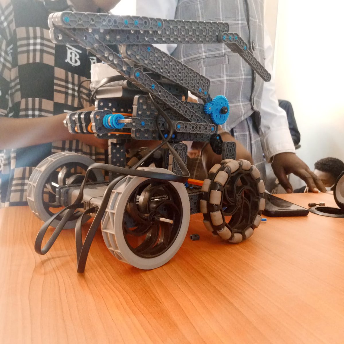 buxinelectronic's tweet photo. The field of robotics is rapidly advancing, with new innovations and breakthroughs being made all the time https://t.co/t1kNYvFIQ3