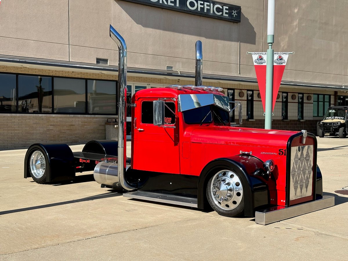 JobsInTrucks's tweet photo. It's official - we're here at #MATS23! Find us at booth #69049 to learn how we can help you find your next driver job opportunity! Which one is your favorite? #MATS2023 #MATSexperience #MidAmericaTruckingShow https://t.co/gxcT0CpO2O