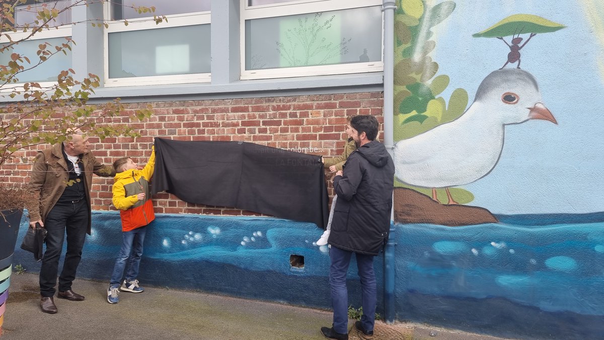 CommunedeSeclin's tweet photo. 🎨 Les fresques sur le parvis des écoles Jules-Verne et La Fontaine ont été inaugurées. Créées par Logick, du Collectif Renart, elles sont inspirées des auteurs qui ont donné leurs noms aux écoles.
Reportage 👉 https://t.co/ooZQlGaebg 
#seclinmaville #seclin #communedeseclin https://t.co/ryJ4E36S2X