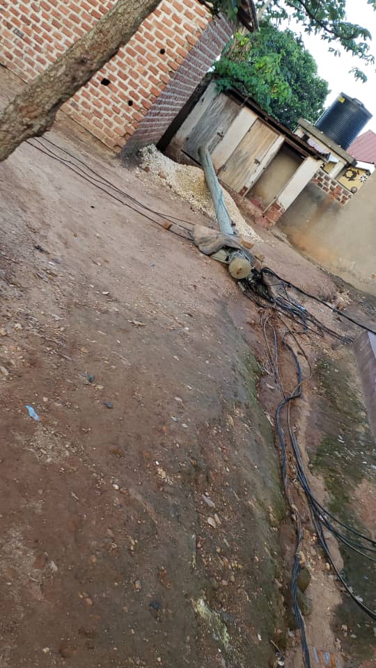 brianpro256's tweet photo. So @UmemeLtd you only have airtime to call people and replying messages,but when it comes to implementations your the worst. How can people spent a week without power and you still promise them to get served soon. #Lazyworkers just https://t.co/dyK0hGFCRx