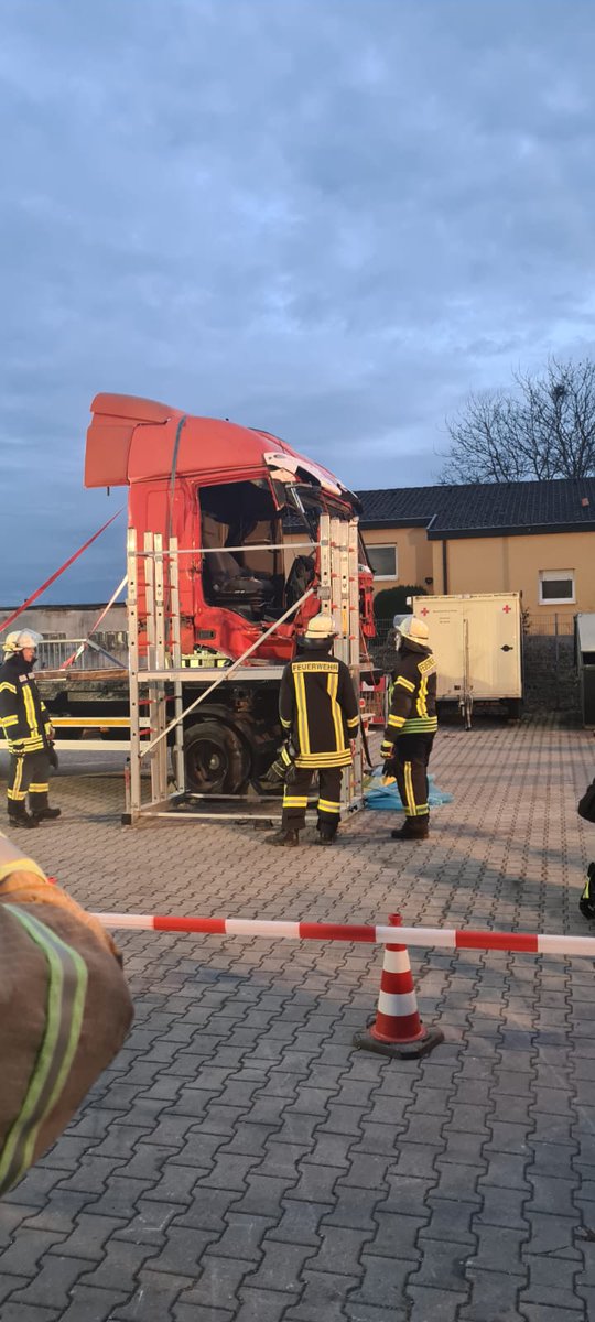 ffwlorch's tweet photo. Diese Woche ging es für zwei unserer Führungskräfte nach Bartholomä zu einer Fortbildung "Technische Hilfe bei LKW- Unfällen".
#ffwlorch #feuerwehr #lorch #wirfürlorch #mitmachen #seidabei #helfenkannjeder #immerda #ehrenamt #ehrenamtverbindet #th #lkw #technischehilfe #rettung https://t.co/WWyxP3YIEr