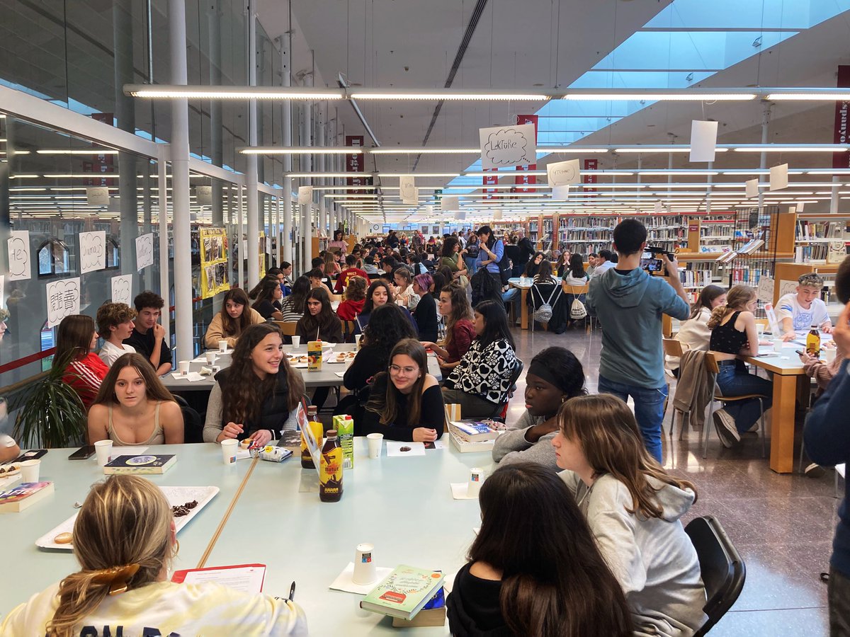 BibliotequesLH's tweet photo. La #BibTeclaSala fa molt de goig, està plena d’adolescents comentant lectures i berenant 🤩

Encantades d’acollir la setena edició del First (Literary) Dates #FLD2023 @FirstLiterary #CulturaLH https://t.co/StSFdpovBU