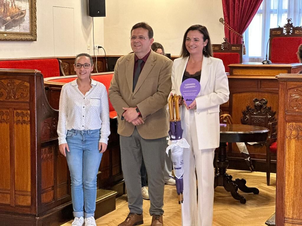 sipcam_iberia's tweet photo. 🎖️ Hoy hemos tenido el honor de recibir el distintivo de Igualdad desde el Ayuntamiento de Sueca. 

Nuestra directora de Recursos Humanos Marta Ribes ha acudido en representación de #SIPCAMInagra para recibir el galardón por mantener un Plan de Igualdad en vigor 💜 https://t.co/ahduqZqOKO
