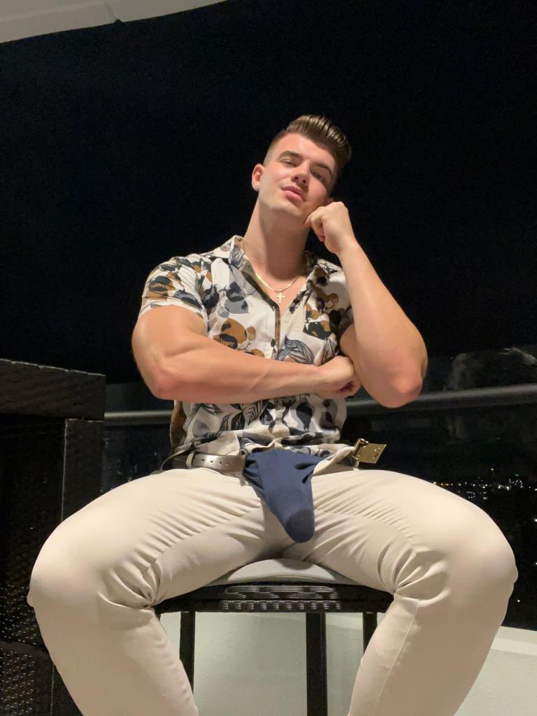 DarishkaSD's tweet photo. How long would you last if we hit a workout in my bed instead of the gym #fitness https://t.co/vJft7Qrmx5 https://t.co/QJ0RKgaxl0