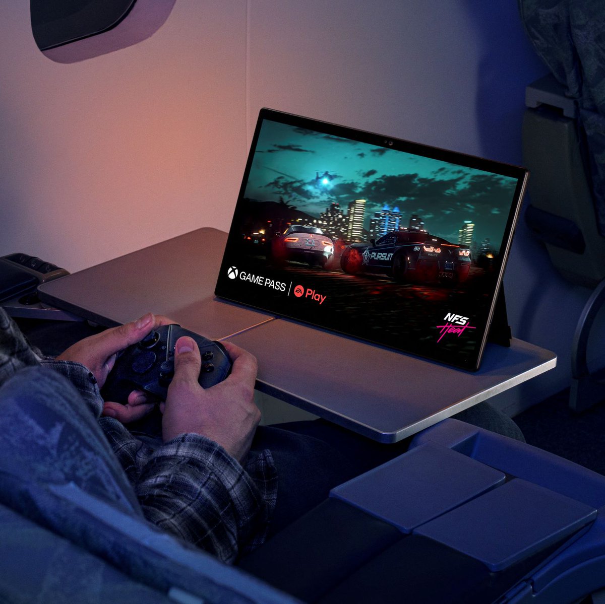 ASUS_ROGNA's tweet image. Catching flights, not dropping frames ✈💻

#ROGFlowZ13