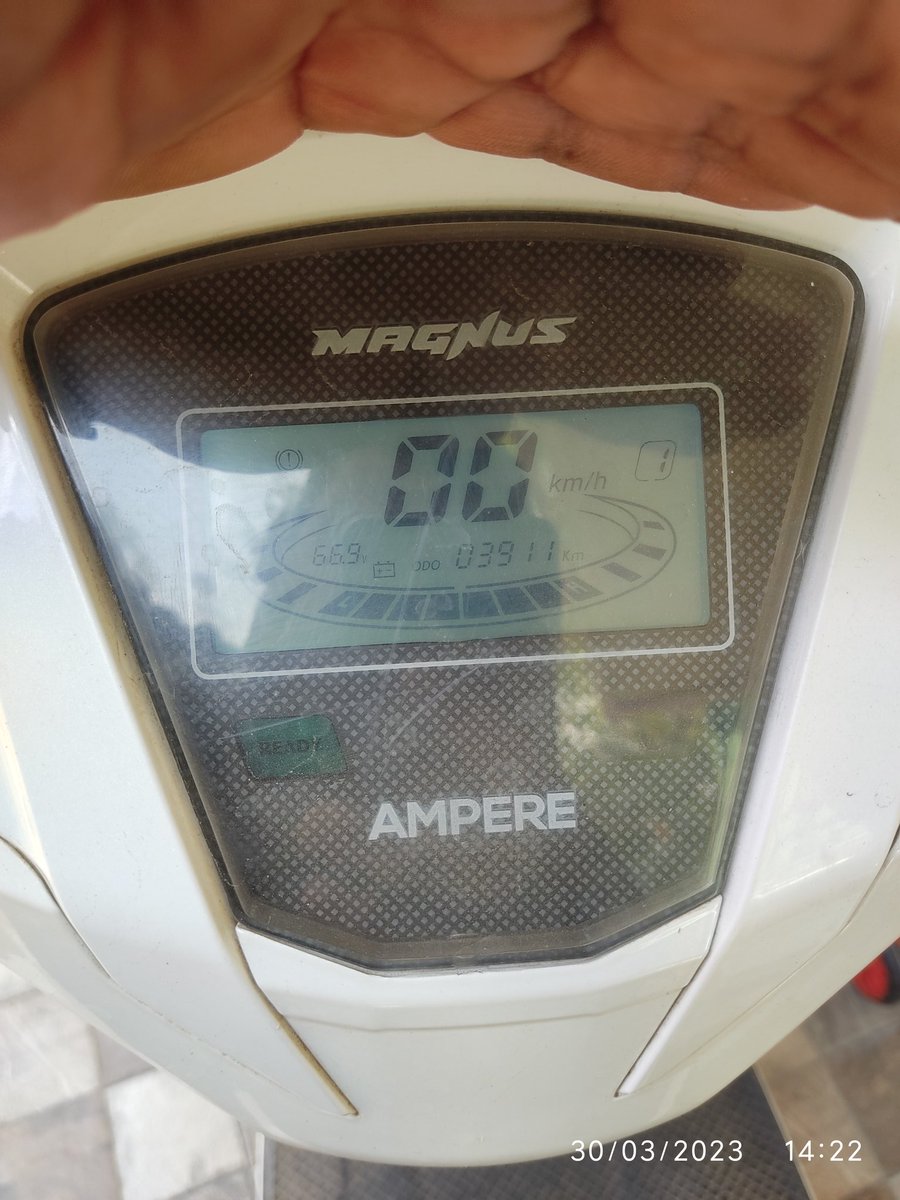 vora2712's tweet photo. @ampere_ev I GOT ONLY 62 KMS RANGE FROM AMPERE MAGNUS EX WHEN PURCHASED COMPANY SAID 121 KMS RANGE 
PLEASE DO NOT TRUST ON AMPERE CROMPTON GREAVES ONLY 50% RANGE PRACTICALLY https://t.co/n9Dan21RoH