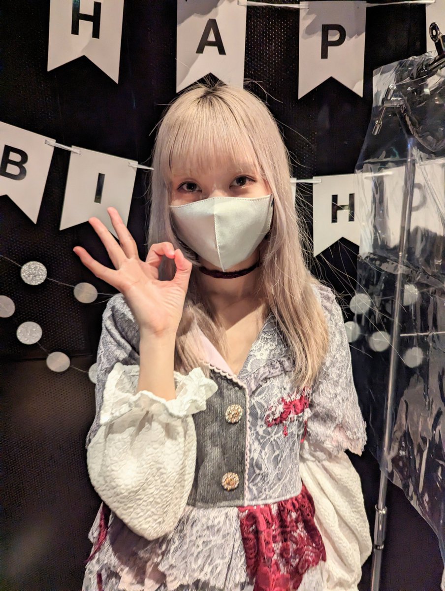 zzxc000's tweet photo. オタ卒か?ってくらい久々にライブ現場…、

予測不能なソロ生誕(布団歯ブラシ学校の机と椅子本水槽懐中電灯���紙酒…)、まのちゃんの今をビシッと魅せつけられとても良い「ユメ」観れました。ｵｻｶﾅのﾆｭｰｽﾄ…💧
春の良き日にお誕生日おめでとう!!
🎉🍷🌸🍺🎊

#人生誕
#甲斐莉乃生誕2023 https://t.co/AtwzG3rHff
