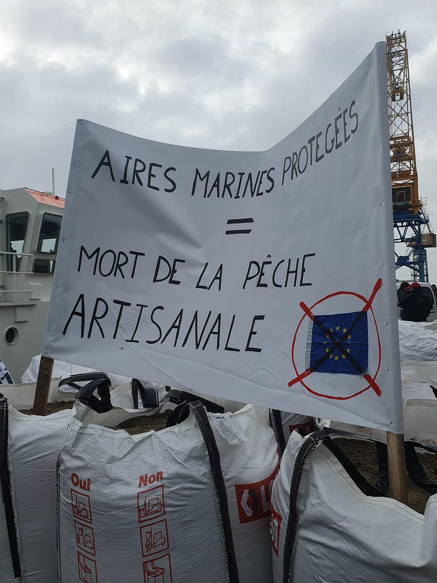 DesprezDe's tweet photo. Cette décision de Bruxelles signifiant la mort programmée de notre pêche artisanale, au profit des navires usines, véritables fossoyeurs de nos ressources maritimes. 

#pecheursencolere #pecheurs #brest #finistere #bretagne https://t.co/sJEjfto0Np