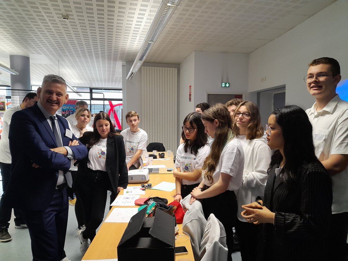 Classe_Denis's tweet photo. Les 3e du @clgBouligny repartent vainqueurs du concours #cgenial ! Bravo à eux, leur éloquence, leur projet innovant ! Rdv à Paris le 31 mai pour la finale nationale... @LoicBetting @MadameMayer https://t.co/0LH7PS438c