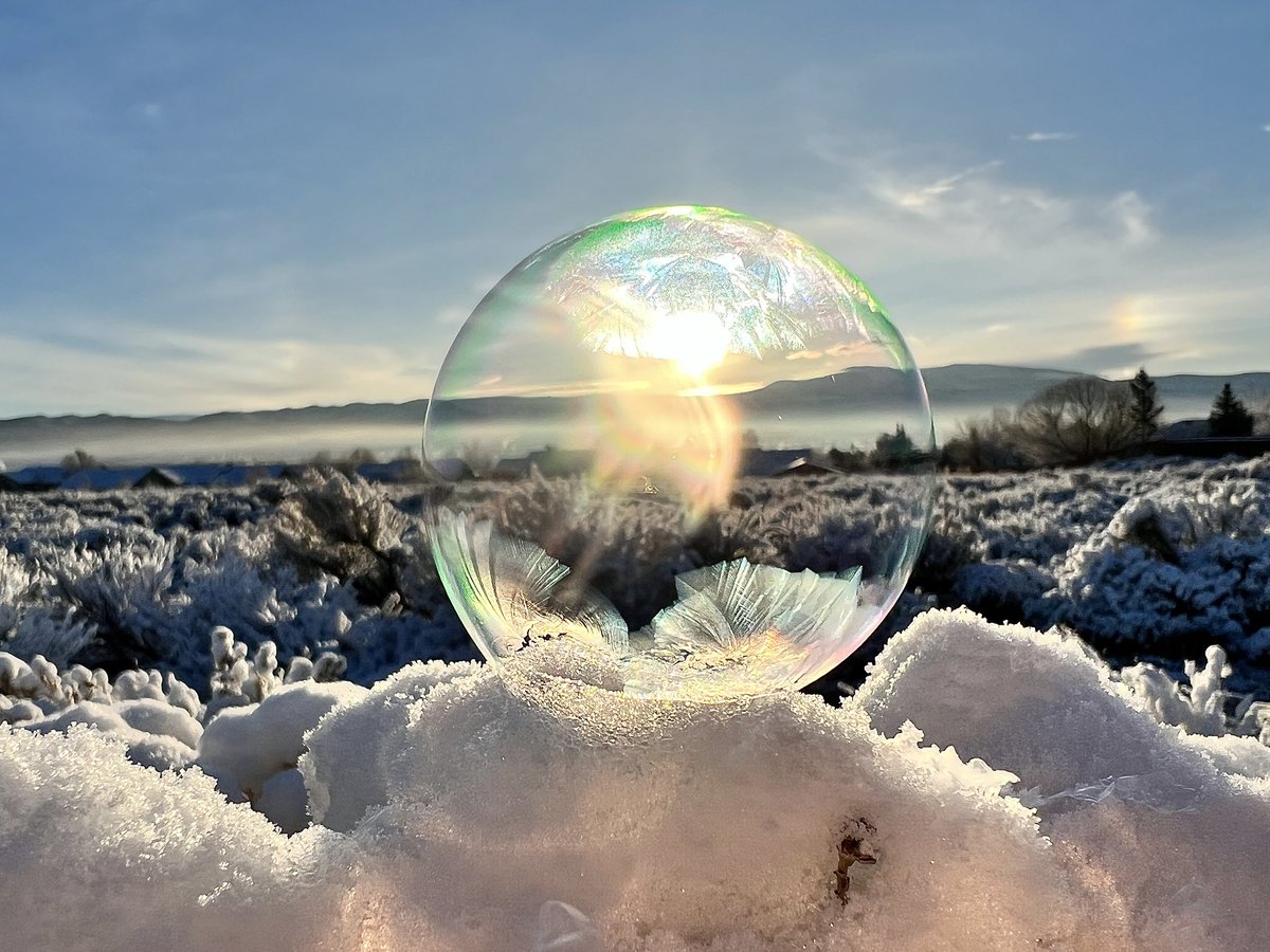 rikyd_smith's tweet photo. Magical🪄 #frozenbubbles #rainbow @WeatherNation #foglayer 
Beautiful but ready for Sun! https://t.co/JszLAzZZTq