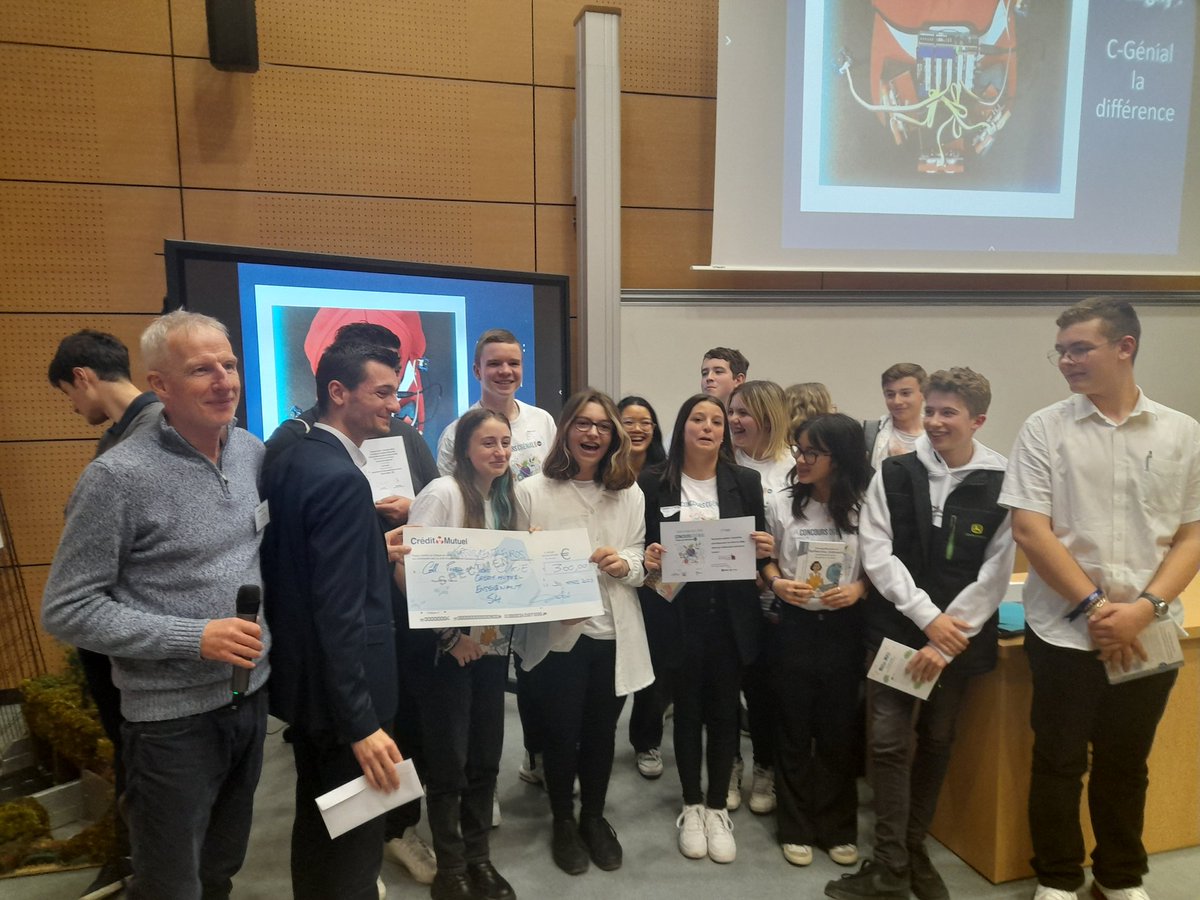 Classe_Denis's tweet photo. Les 3e du @clgBouligny repartent vainqueurs du concours #cgenial ! Bravo à eux, leur éloquence, leur projet innovant ! Rdv à Paris le 31 mai pour la finale nationale... @LoicBetting @MadameMayer https://t.co/0LH7PS438c