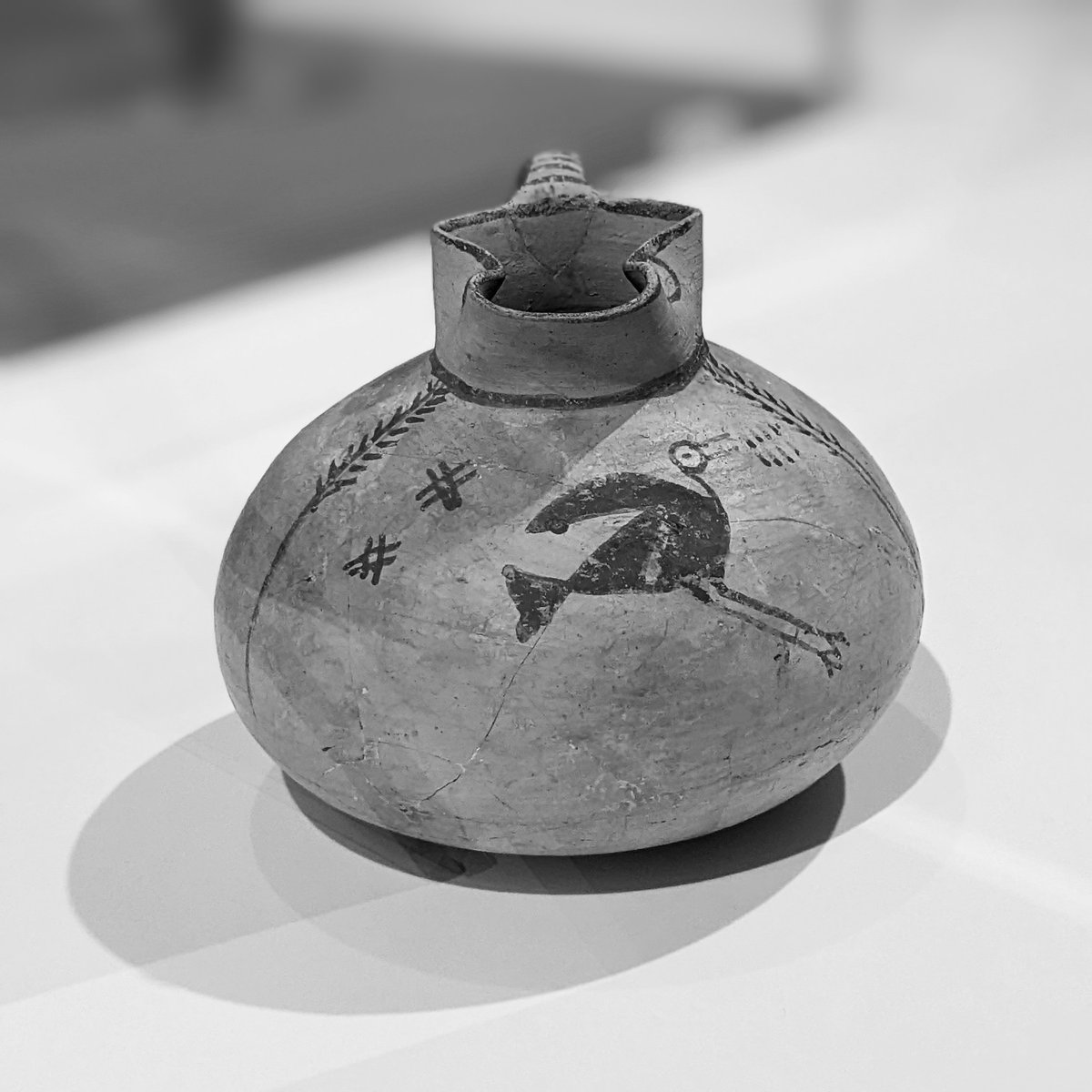_vickywhite's tweet photo. It could just be coincidence but my eagle-eyed other half noticed that the marks next to this bird's beak look eerily like the sonogram for the alarm call of a Black-winged Stilt (Himantopus himantopus)... @FitzMuseum_UK @AshmoleanMuseum @AChristophilop1 @UCamArchaeology https://t.co/GCIUFnL7lL