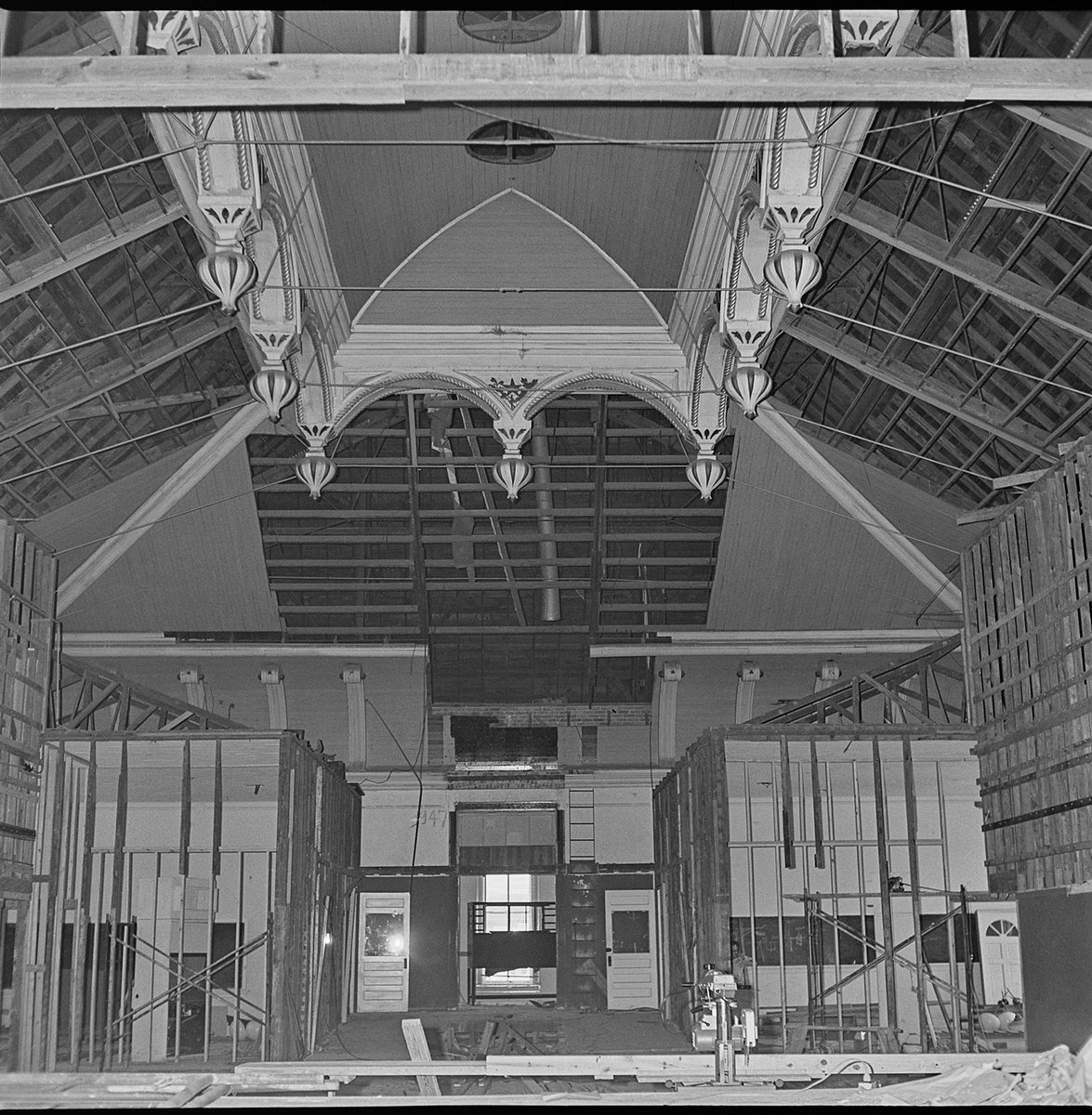 Restoration of the ornate ceiling in #txst Old Main, March 1972.

#txstUnivHistory from the University Negative Collection.
#OldMain