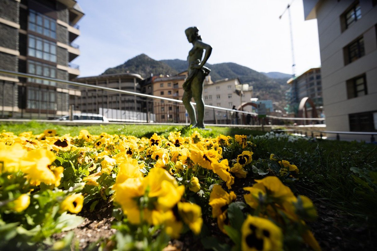 comuee's tweet photo. 🌺La primavera ja es viu a Escaldes-Engordany. 

Les flors embelleixen parcs i carrers i ens transmeten felicitat.

Espais més verds. Carrers més saludables.

#EscaldesEngordany
#Andorra 
#LlavorsDeSostenibilitat https://t.co/GaEgIYN8DT