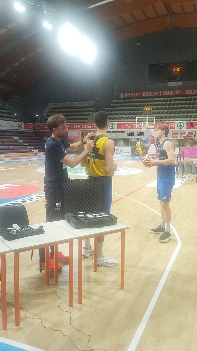 ThePowerTracker's tweet photo. 🏀 Live from #UEBCividale training session.
The fitness coach Ale Petronio shared his experience and led us through his daily workflow. Not only workload monitoring but also return to play after injury. 📈
#gpexePeople #basketball #thePowerTracker #indoormonitoring #LPSsystem https://t.co/k8xHQaxX9u