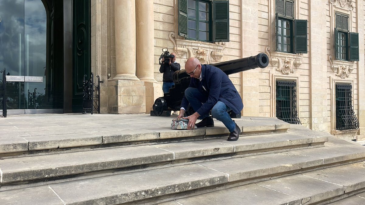 marksult123's tweet photo. Every time @FKNKMALTA meet Prime Minister @RobertAbela_MT they always give him a gift portraying a living Turtle Dove. Today I left at his doorstep a similar gift, a more real one on how hunters and our Government treat a vulnerable species. https://t.co/XIfRtO8H5b