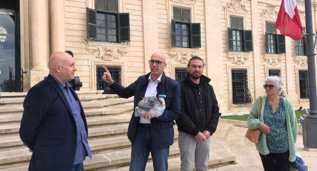 marksult123's tweet photo. Every time @FKNKMALTA meet Prime Minister @RobertAbela_MT they always give him a gift portraying a living Turtle Dove. Today I left at his doorstep a similar gift, a more real one on how hunters and our Government treat a vulnerable species. https://t.co/XIfRtO8H5b