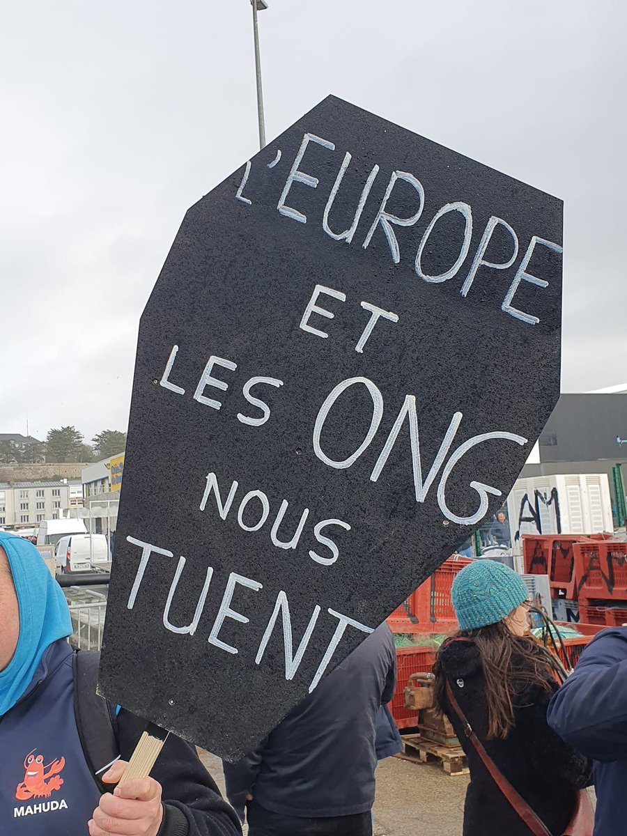 DesprezDe's tweet photo. Cette décision de Bruxelles signifiant la mort programmée de notre pêche artisanale, au profit des navires usines, véritables fossoyeurs de nos ressources maritimes. 

#pecheursencolere #pecheurs #brest #finistere #bretagne https://t.co/sJEjfto0Np