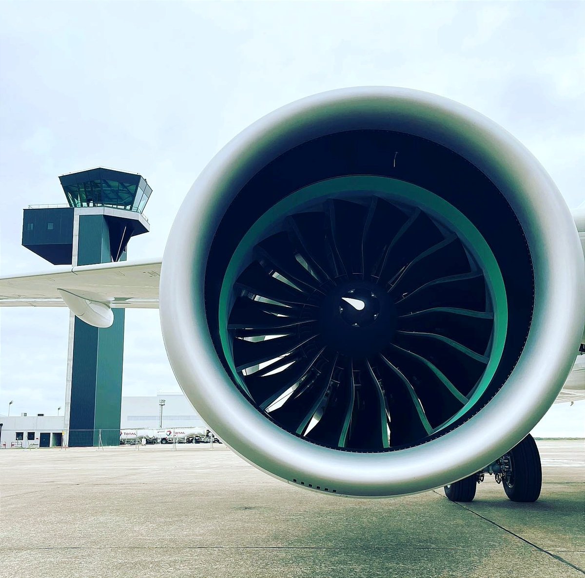 JEU CONCOURS
pour jouer avec nous et tenter de remporter un cadeau à l'effigie de l' Aéroport CHÂTEAUROUX CENTRE rdv dès maintenant sur notre page Facebook facebook.com/AeroportCHR
pour répondre à la question en lien avec cette image...
À vous de jouer!!😉