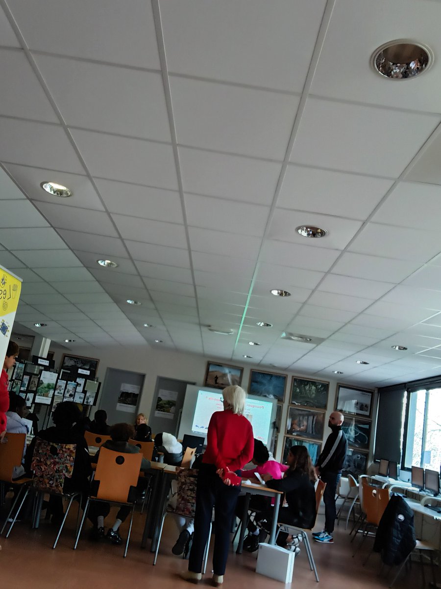 LaMarquisanne83's tweet photo. Creation d'un journal sur les migrations pour la #SPME2023 avec Cédric Favre
1ère journée bien remplie avec @SOSMedFrance https://t.co/vkEHjtIOHM