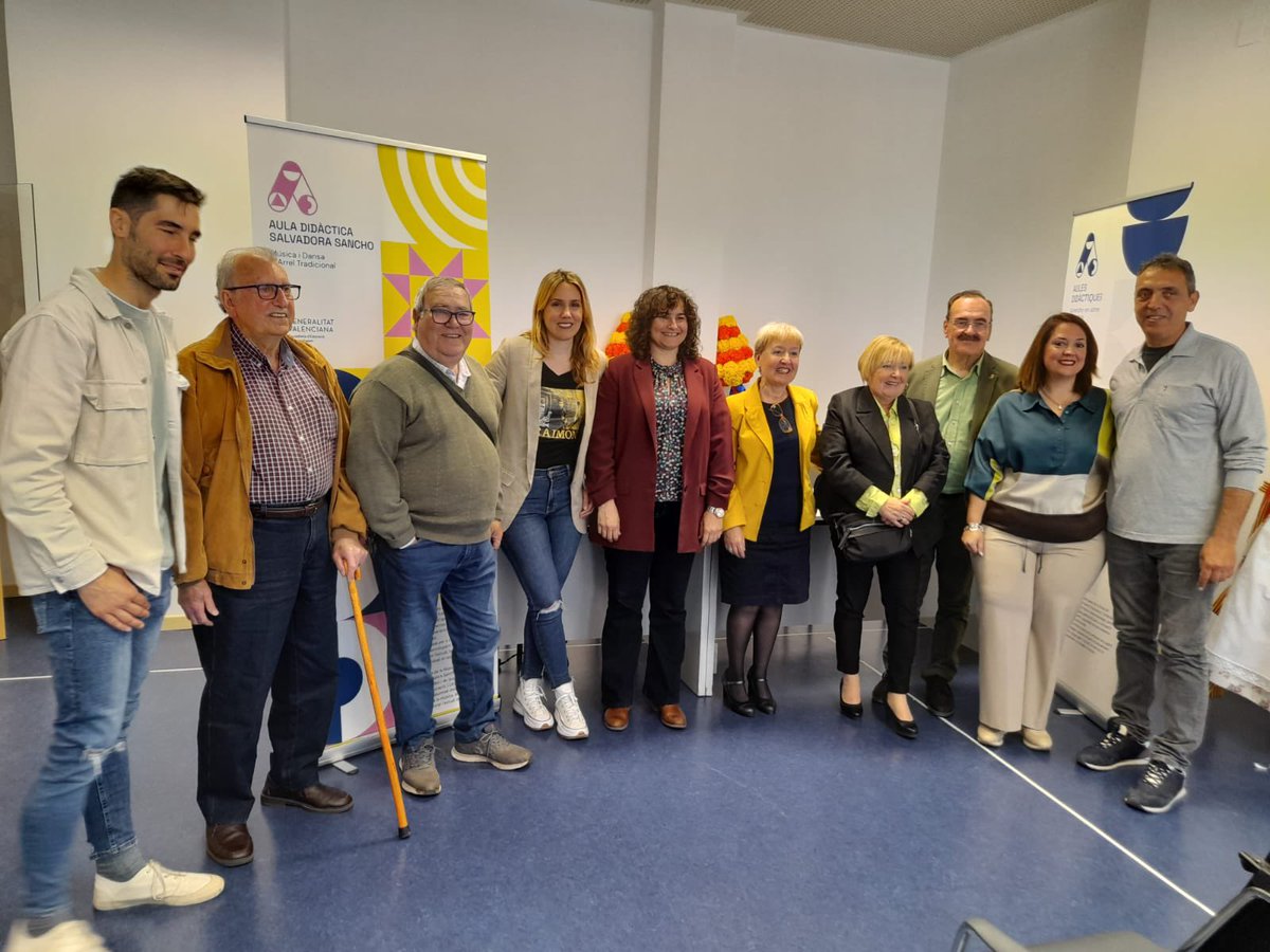 Reis_G_P's tweet photo. Hui hem presentat a #Xàtiva les jornades de formació del professorat en música i dansa d’arrel tradicional “Xacarrac. Empeltant la tradició”.

“En honor als homes i les dones que van guardar a temps les nostres cançons com un aixovar per a les nostres (xiquetes xiquets)”😁 https://t.co/wOYMNVhdvV