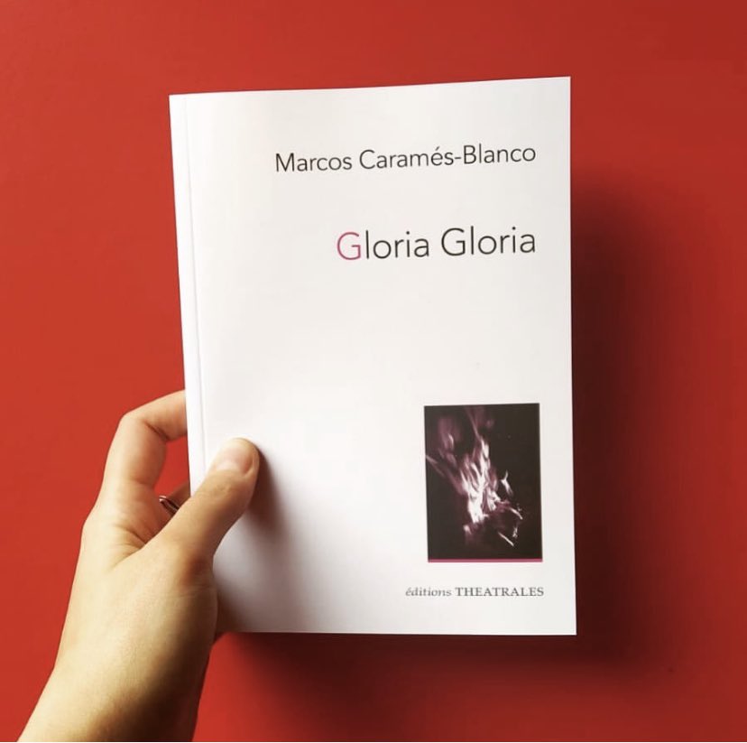 Pour fêter la parution de #GloriaGloria aux @Theatrales, <a href="/lacolline_tn/">La Colline</a> organise une rencontre / lecture ce vendredi 31 mars à 18h avec l'auteur #MarcosCaramèsBlanco lauréat de la bourse de résidence 2022 de La Colline. 📖
entrée libre → réservation à invitations@colline.fr