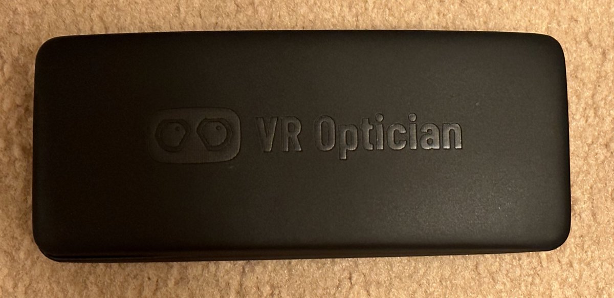 VRHorrorGamer's tweet photo. ドイツからのレンズが着弾、普通に4週間かかりました。メガネ時よりも明らかにスイートスポットが広がった気がします!あとメガネ装置時よりは曇りにくいです!満足。 #VROptician #PSVR2 https://t.co/3jnZiVwTXA