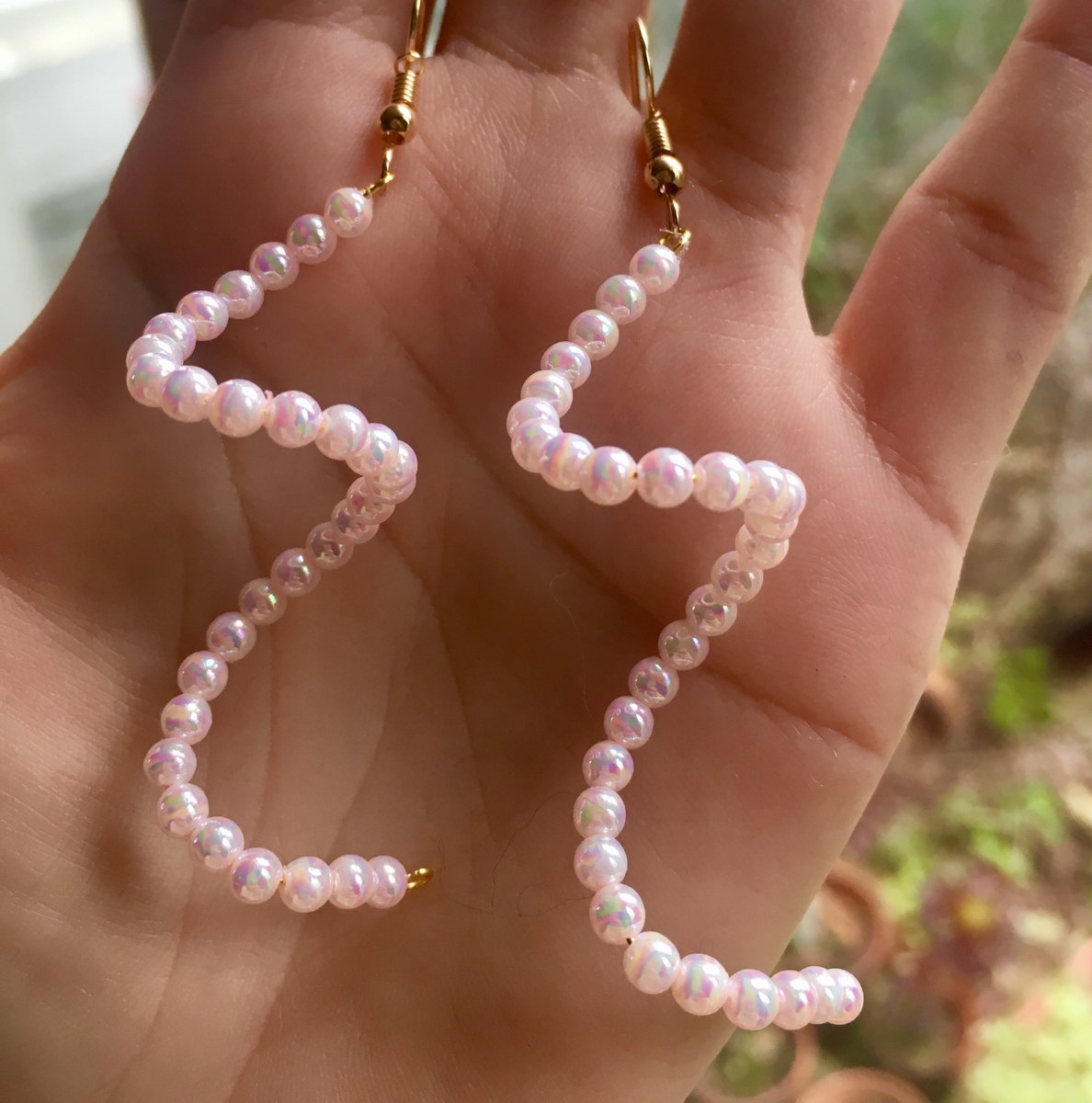 Monaliz67422862's tweet photo. Pearl drop earrings in spiral style. Available in pink and white. They are 15% off and ships free to US. Shop here 👇
https://t.co/xRTOySPPlc https://t.co/BECSnOLt8O