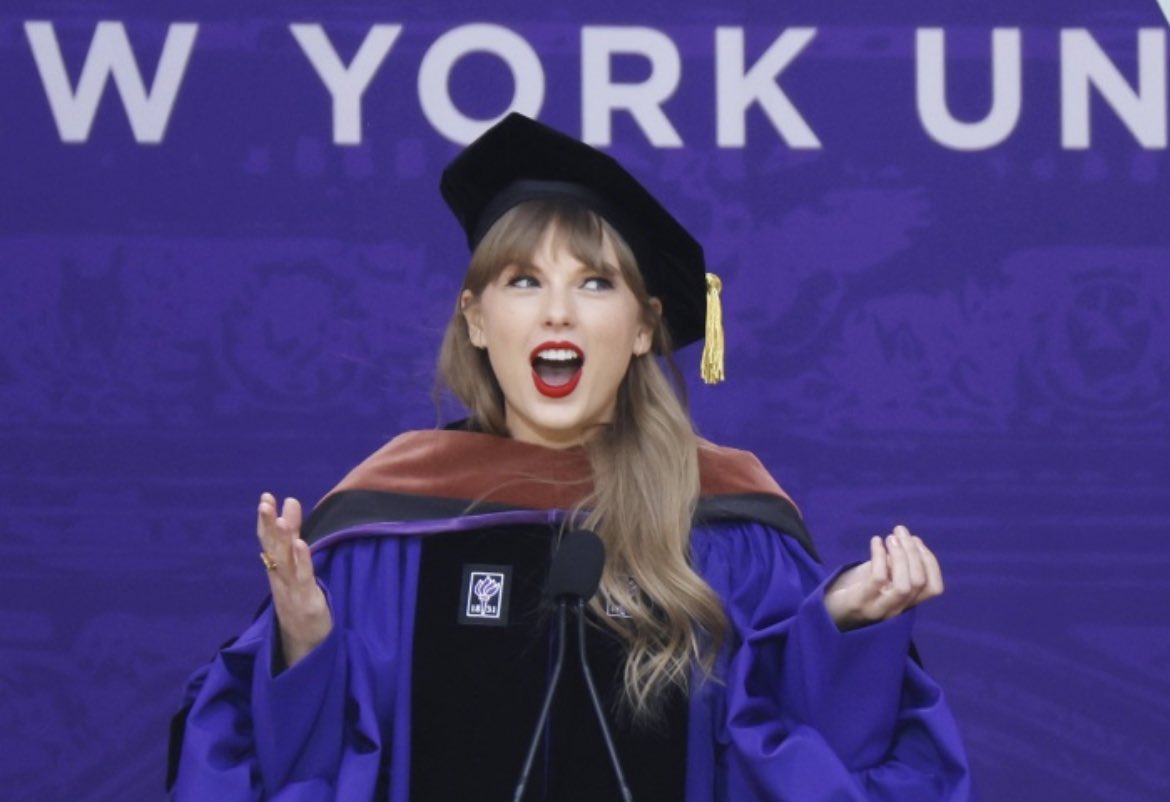 RayburnU's tweet photo. 📢Hey Seniors!! Want to speak at Graduation? 🎤👩‍🎓🎤👨‍🎓 Attend today’s information meeting in the cafeteria at 2:45! 👏👏👏 https://t.co/lqvnxDfq9N