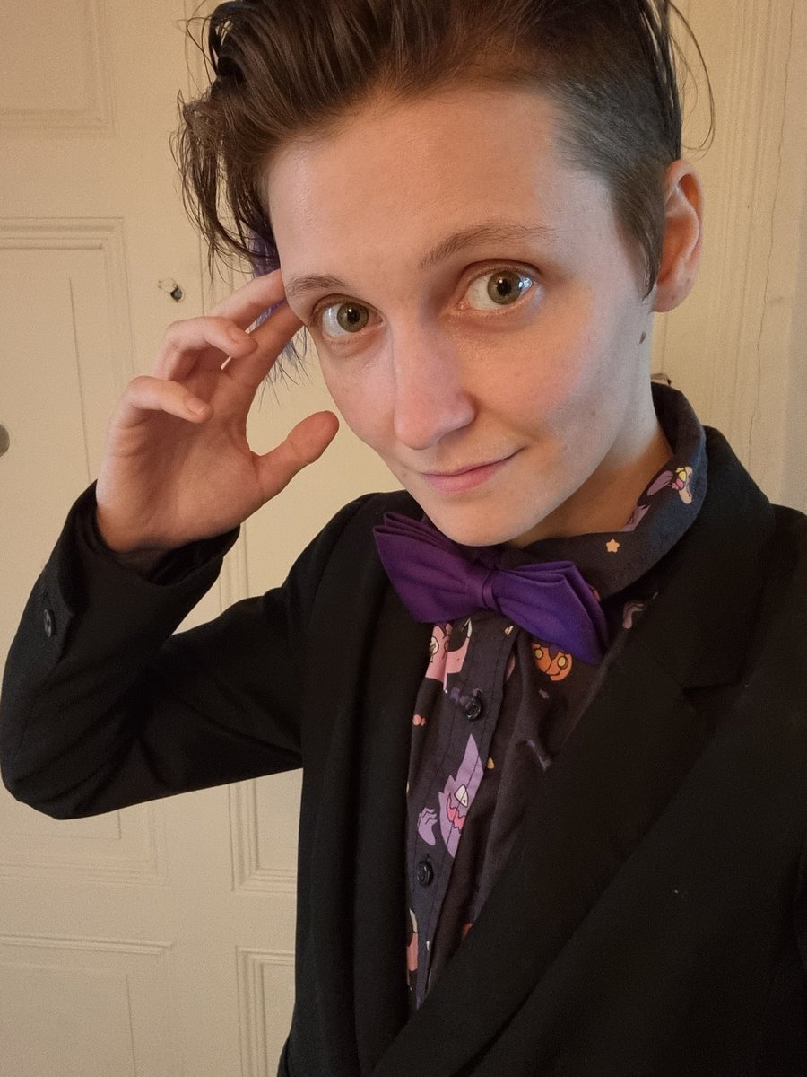 mischief_nerd's tweet image. On my way to a job fair, as over dressed as pleases me xD
