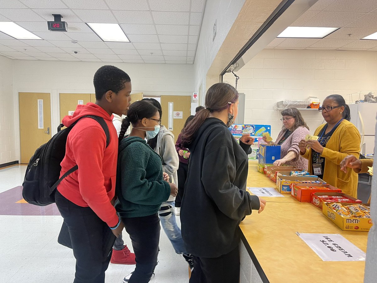 drwilliams08's tweet photo. Happening Now!! Sweets for Success!! Congratulations to our over 600 students who have no behavior referrals or citations this school year. Continue being great @HMS_HCS leaders! #pbis #hamptonpride @DrBEducates @BetinaBryant https://t.co/vJX3Rlbogw