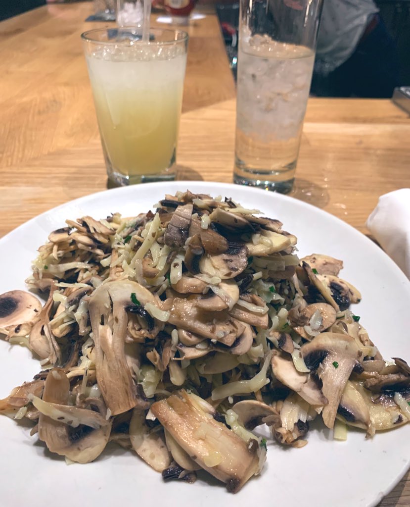 inquireKana's tweet photo. I always love #Sacramento. The hotel even has an art gallery inside! Wanted to thank a couple nice gents who met me for a quick bite at the bar.  I look forward to seeing you all back by fall. #datesac https://t.co/Y79uOKuuDX