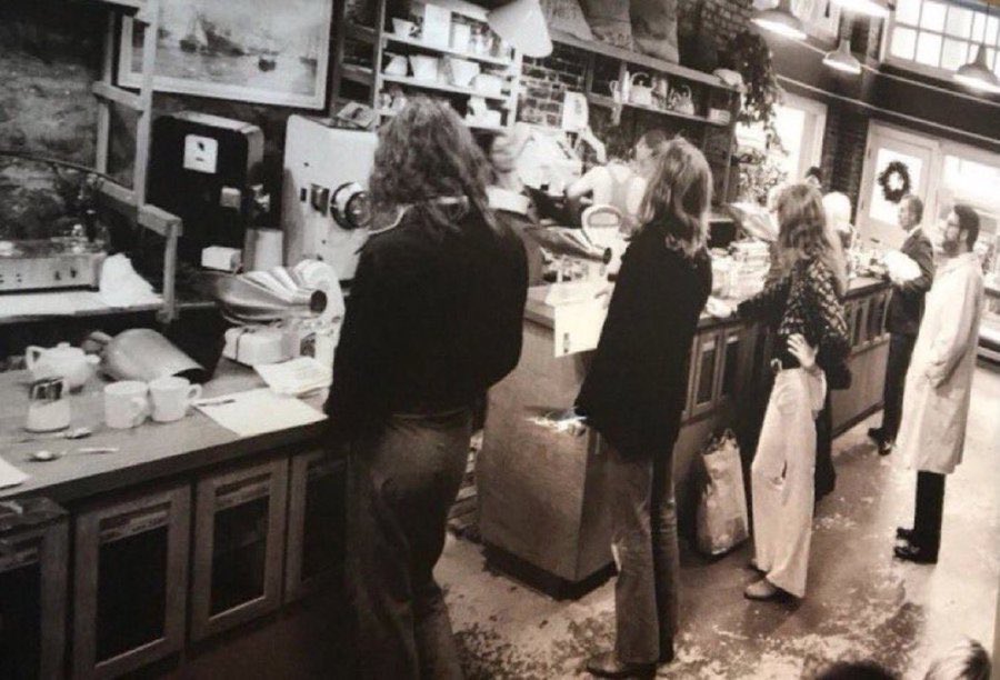 JonErlichman's tweet photo. All of this created a sales juggernaut. 

Back in 1980, Starbucks’ annual revenue was $4 million.

Today, it’s $4 million...every hour. https://t.co/si7VUbi17P