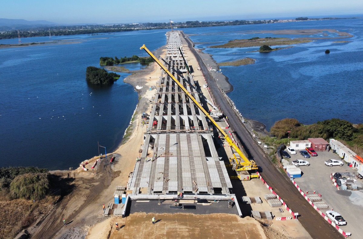 MOPBiobio's tweet photo. Un 40% de avance presenta la construcción del #PuenteIndustrial, obra largamente esperada y que permitirá mejorar la movilidad del Gran #Concepción.
✅ El 2024 estará operativo y será el segundo más largo de 🇨🇱 después del puente Chacao.
✅Obras generan mil empleos

(Sigue 👇🏻) https://t.co/V3f9rhcCNP