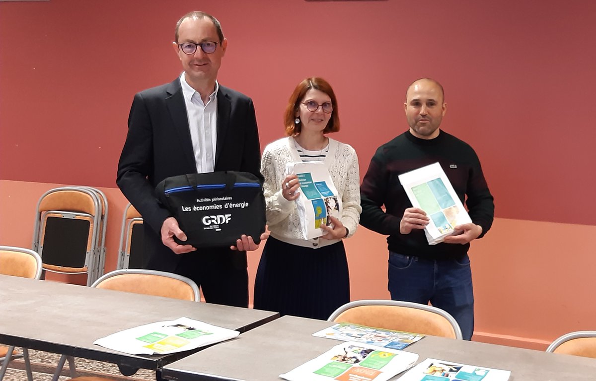 Don d'une mallette <a href="/GRDF/">GRDF</a> "Ecocitoyens" à Mme Delphine BOURDIER Directrice de la Maison d'enfants de l'association Temps de Vie de DOUAI. Avec M. Hocine MAZY Adjoint au Maire <a href="/villedouai/">Ville de Douai</a>. Pour sensibiliser les jeunes enfants aux économies d'énergie #transitionenergetique #Energie