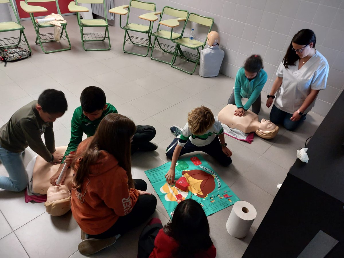 Gadii_'s tweet photo. Taller de primeros auxilios en @consercalahorra promoviendo la iniciativa de @salvandoallane1 https://t.co/qobdIhjg6l